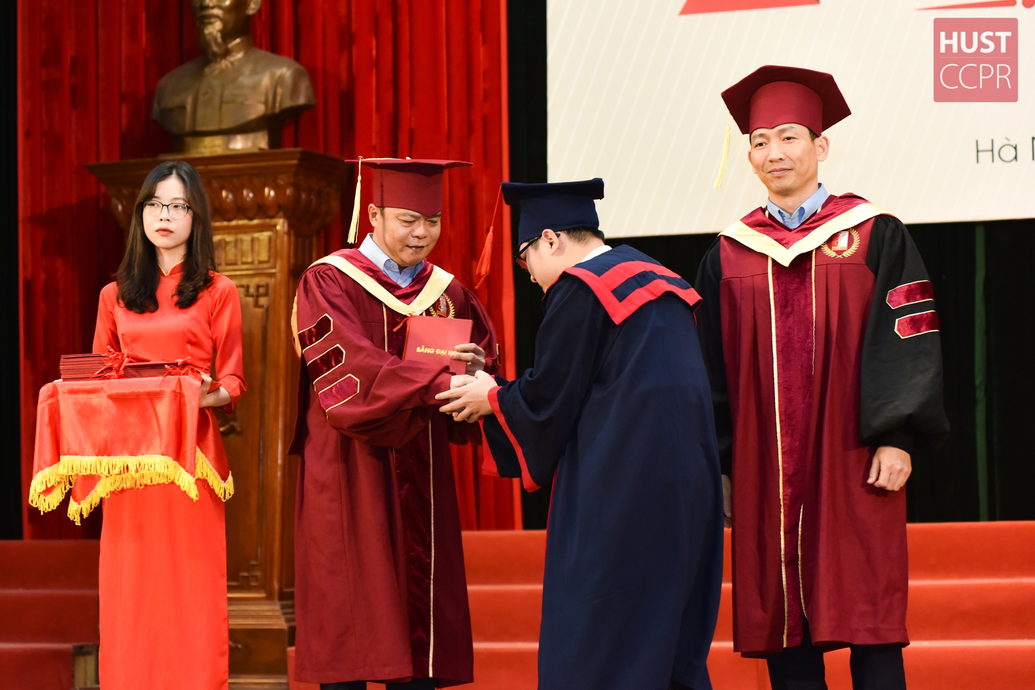 hieu truong cam quyen truong o le trao bang anh 2