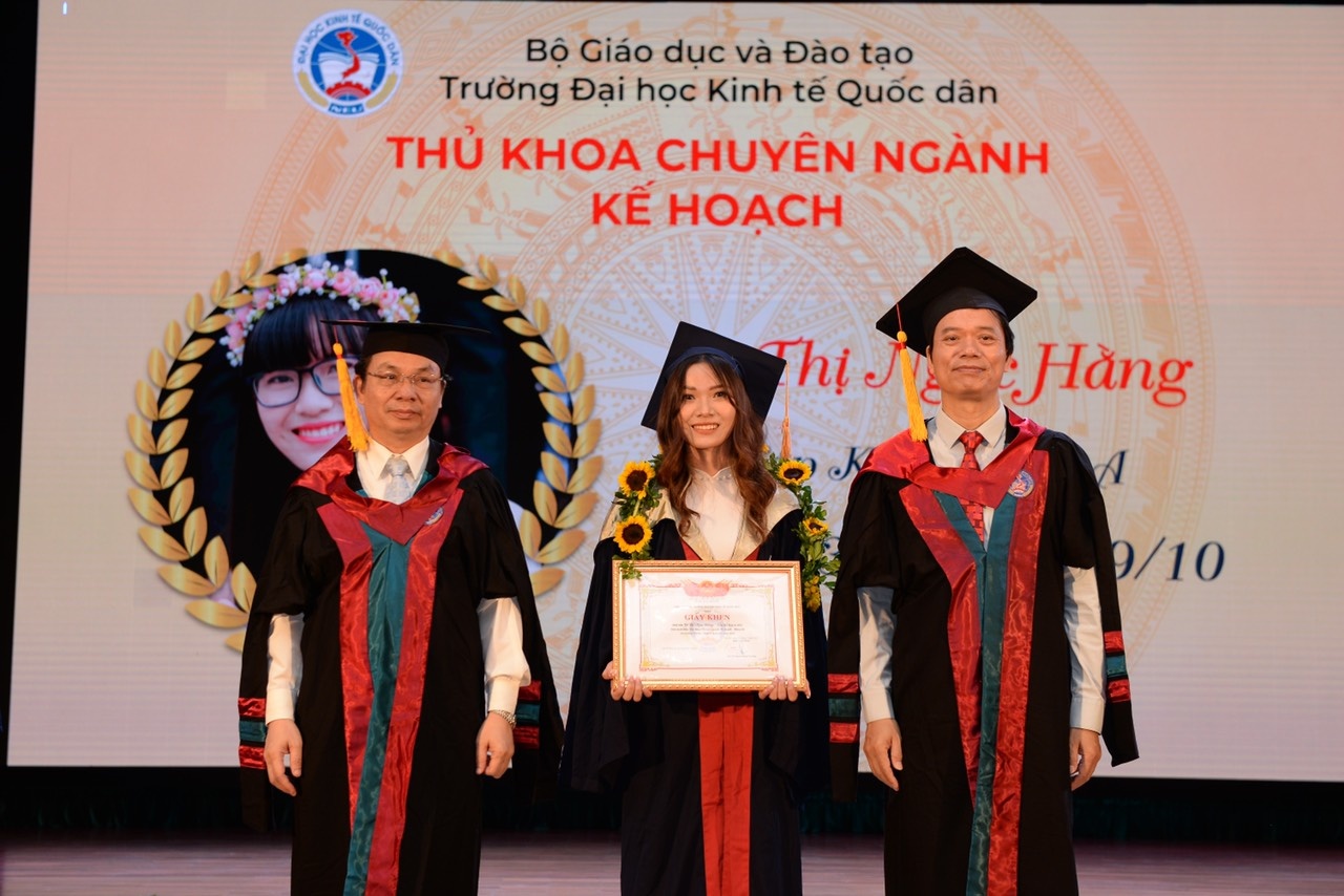 Nu sinh khong kiem viec tot anh 1