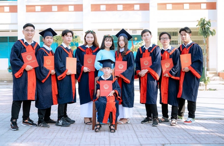 den truong tren lung ba cua nam sinh liet hai chan anh 1