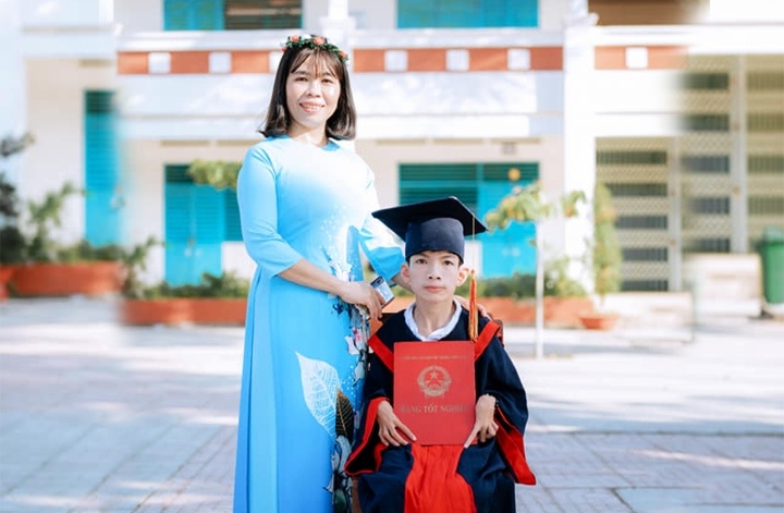 Hanh trinh 13 nam den truong tren lung ba cua nam sinh liet hai chan hinh anh