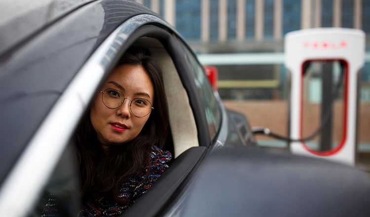 Truong lai xe Australia bi chi trich vi khoe doi giao vien toan nam hinh anh