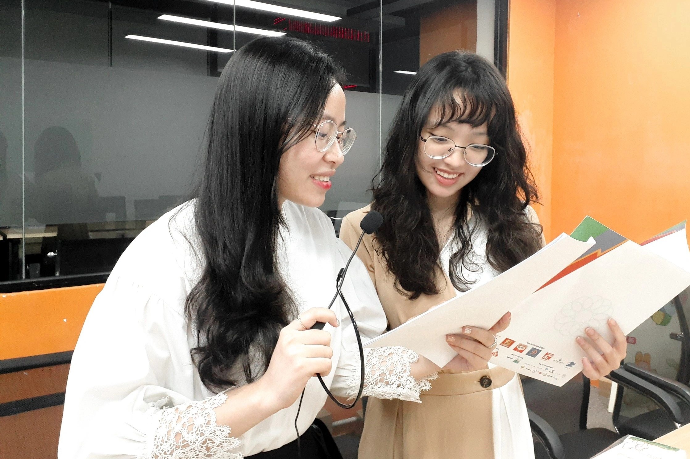 Hai tieng hoc lay hoi, tho bung, doc nhan nha o lop MC hinh anh