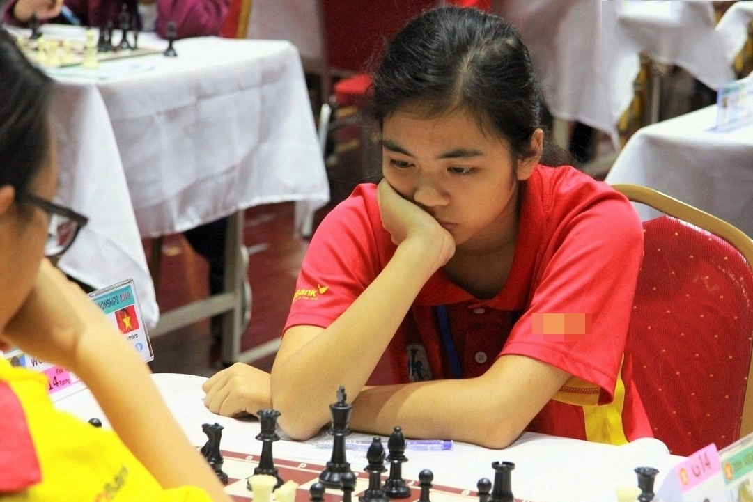 Nu sinh chuyen Toan thang 7 kien tuong va dai kien tuong hinh anh