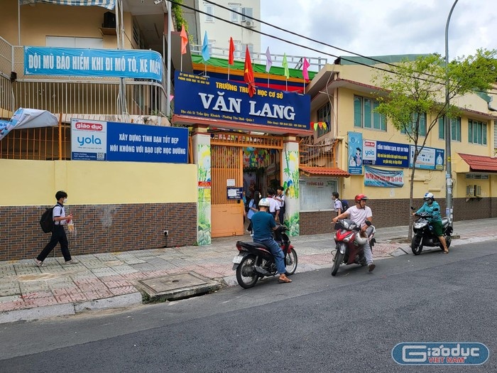 Truong THCS giua quan 1 TP.HCM khong co hieu truong, hieu pho hinh anh