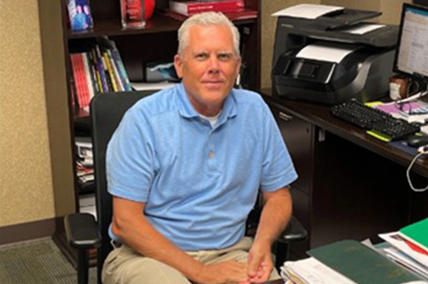 Hieu truong My bi dinh chi vi ‘cuon so tu than’ cua hoc sinh hinh anh