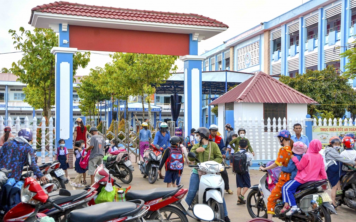 Yeu cau mot truong o Ca Mau tra lai phu huynh 282 trieu dong hinh anh