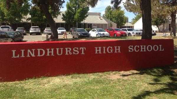 Con danh nhau, phu huynh My len truong hanh hung hieu truong hinh anh