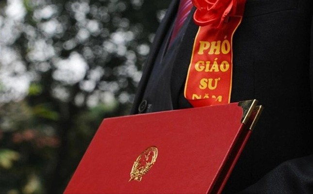 Co nen ha chuan xet cong nhan chuc danh GS, PGS? hinh anh
