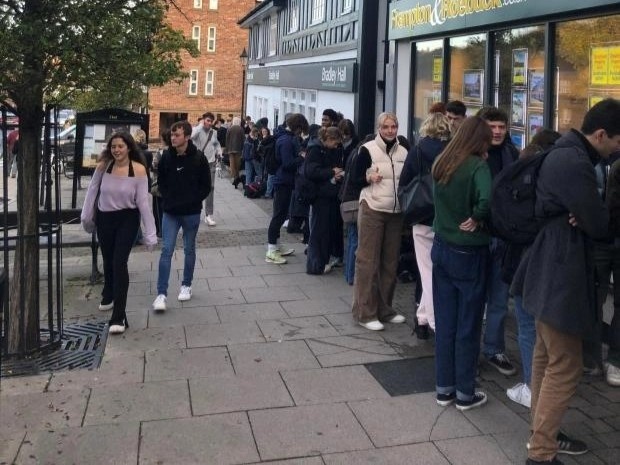 Khung hoang nha o, sinh vien Anh xep hang qua dem de duoc thue nha hinh anh