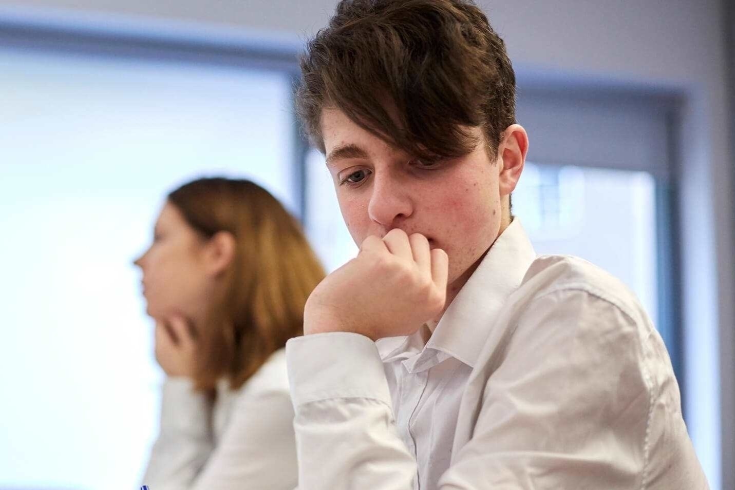 Nhieu sinh vien Anh van khon kho vi dai dich hinh anh