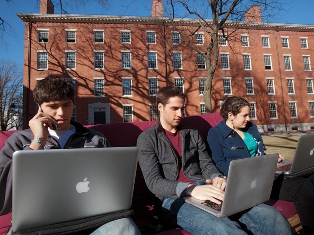 sinh vien gian lan anh 1