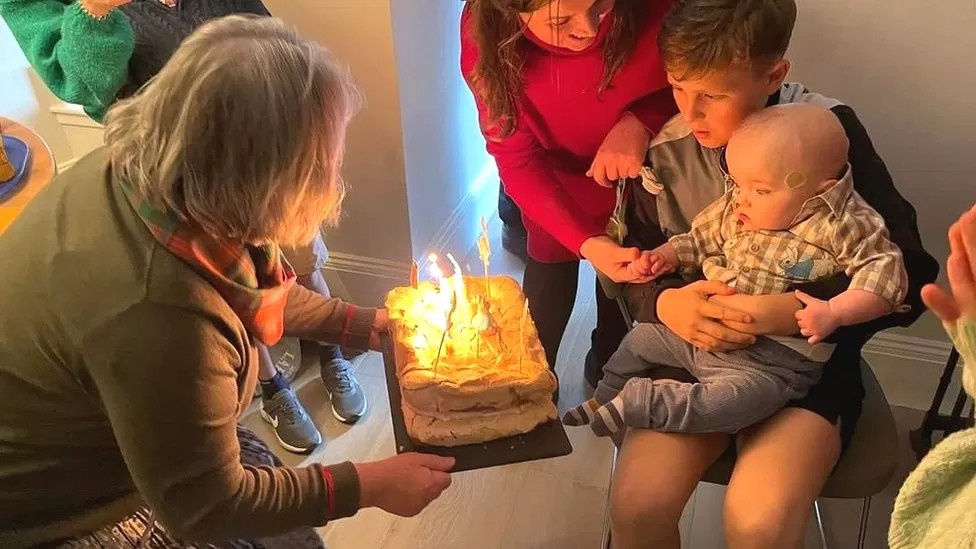 Em be don sinh nhat dau tien sau chan doan chi song duoc mot ngay hinh anh