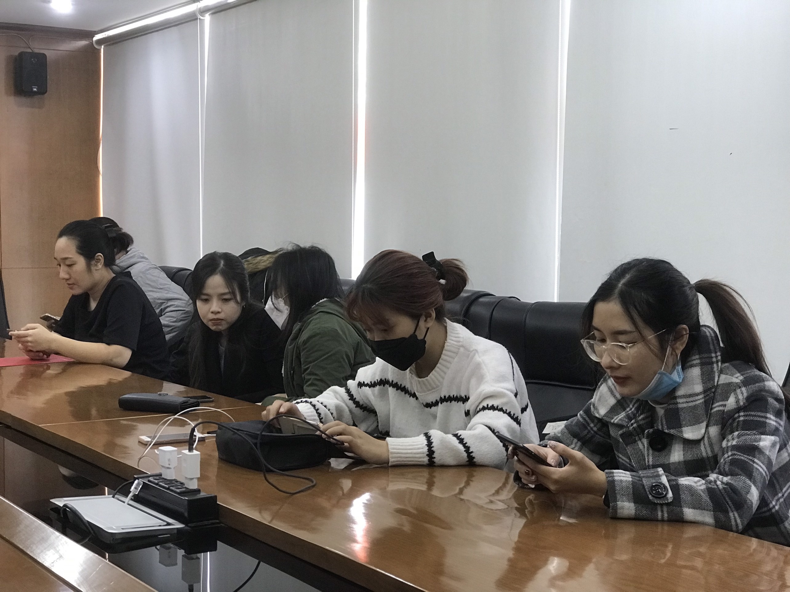 Nhan vien cu keo den to Englishnow khong tra no luong nhu cam ket hinh anh