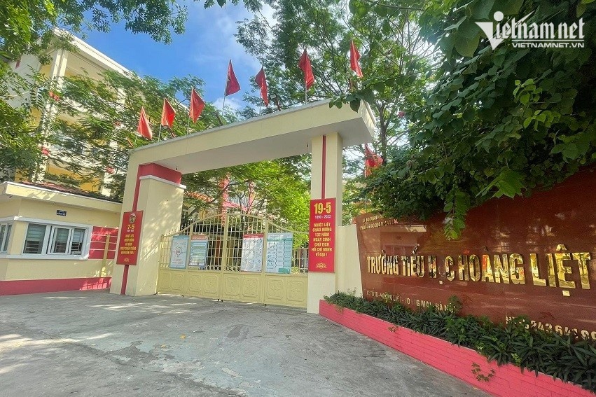 Hoc sinh lop 3 nhat thuoc la dien tu, cho cac ban hut thu hinh anh