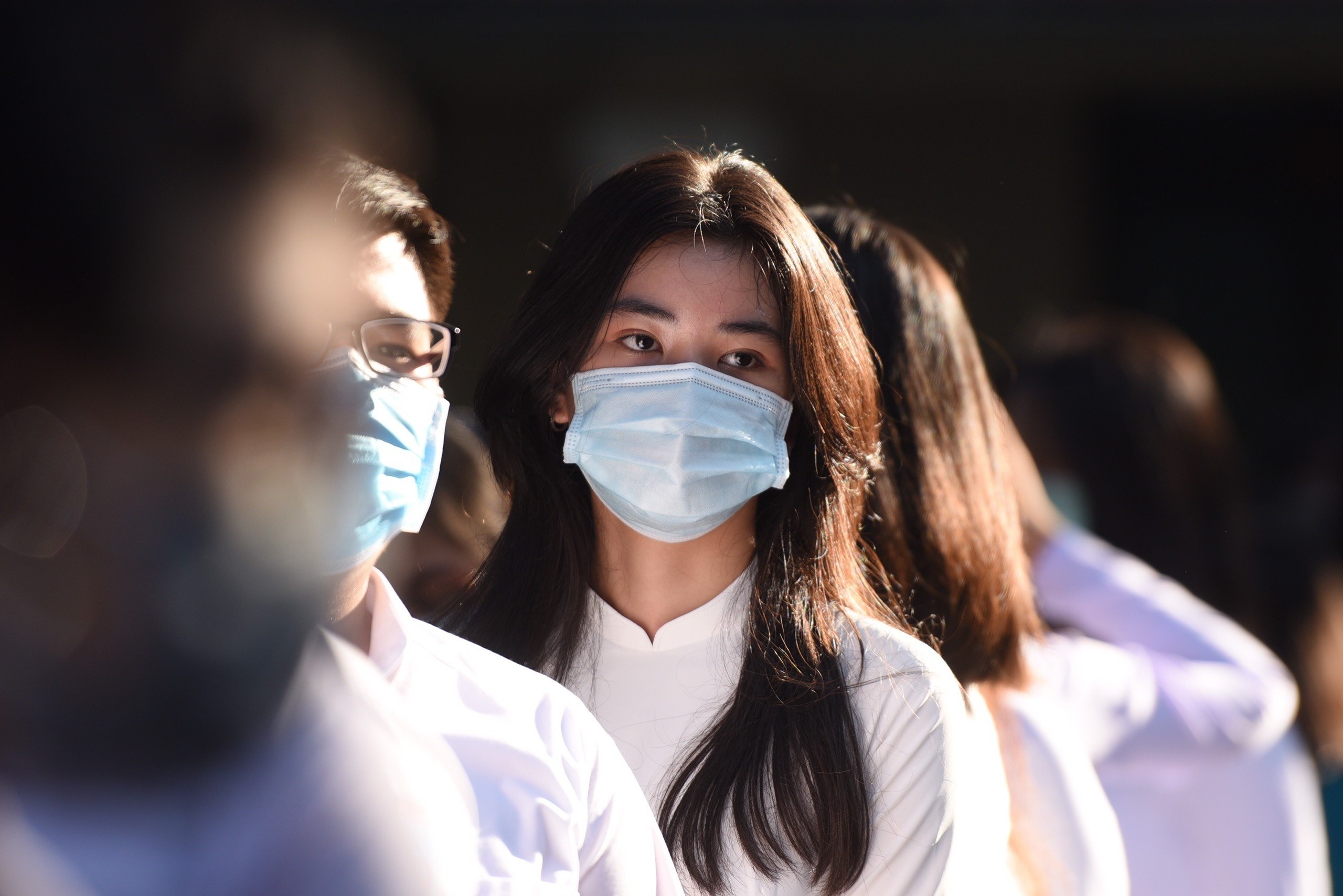 Noi bat an khi mac ao dai di hoc hinh anh