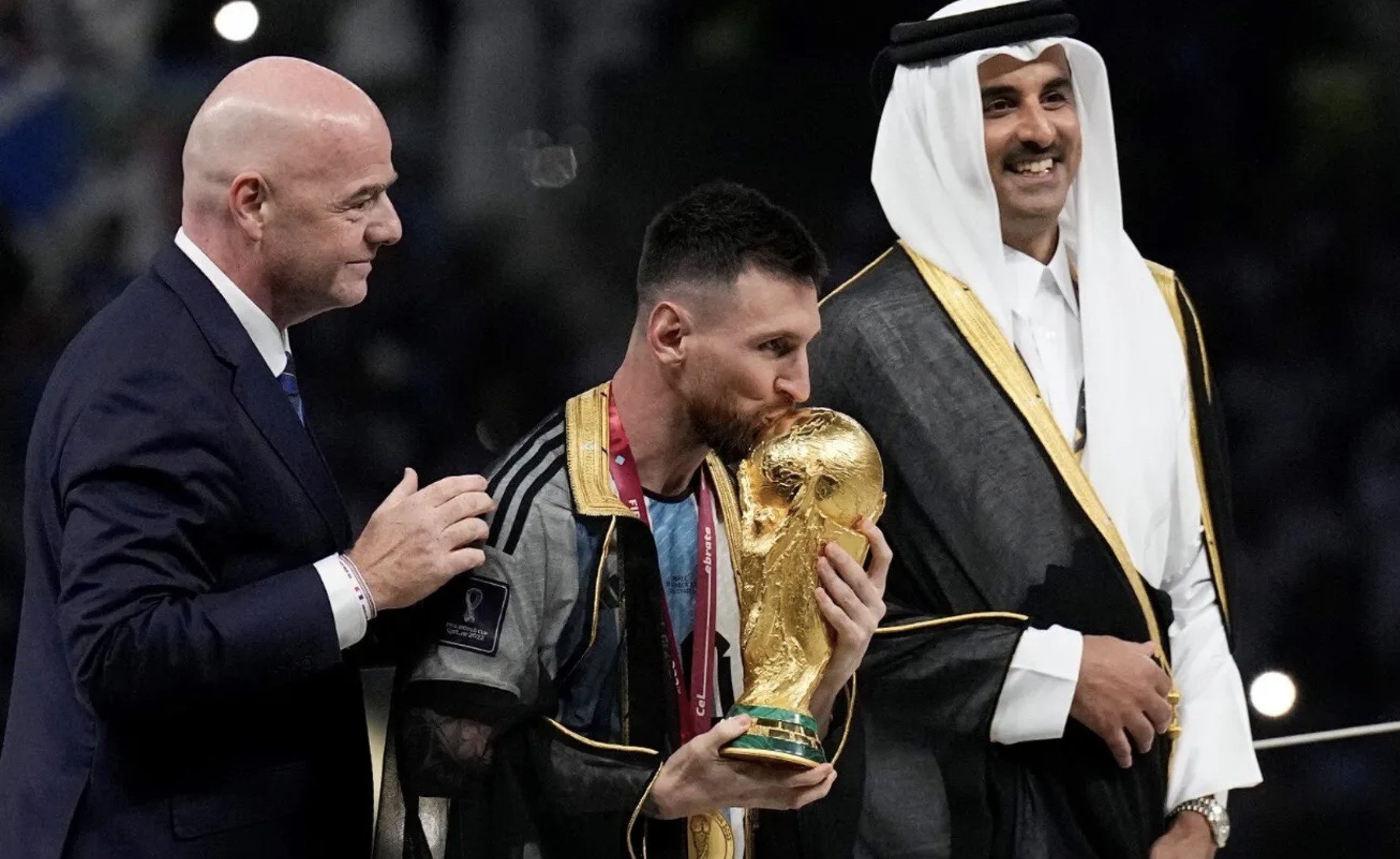 Y nghia chiec ao choang den Messi mac khi nang cup hinh anh