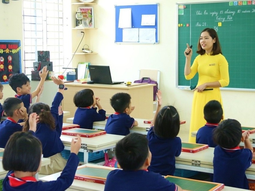 200 giao vien, can bo quan ly giao duc o Quang Nam nghi viec hinh anh