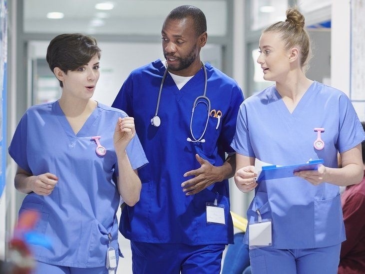 Anh tu choi ho tro sinh vien truong y du thieu nhan vien y te hinh anh