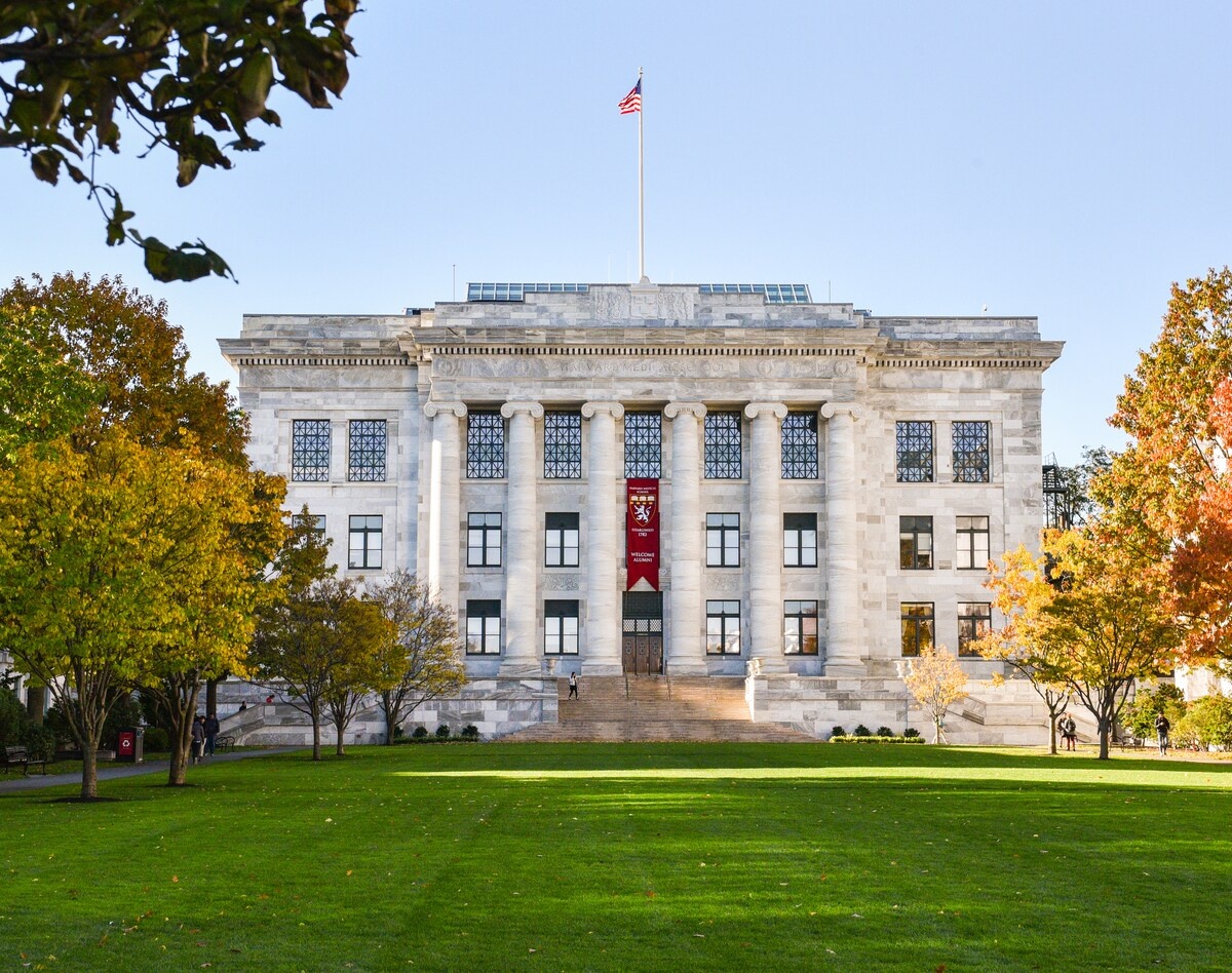 Truong Y Harvard rut khoi bang xep hang US News hinh anh