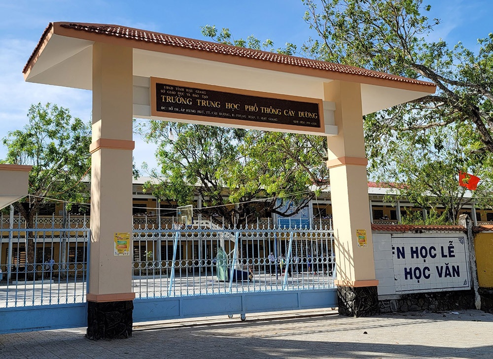 Nu sinh to chuc danh ban, quay clip vi 'khong thich thi danh' hinh anh