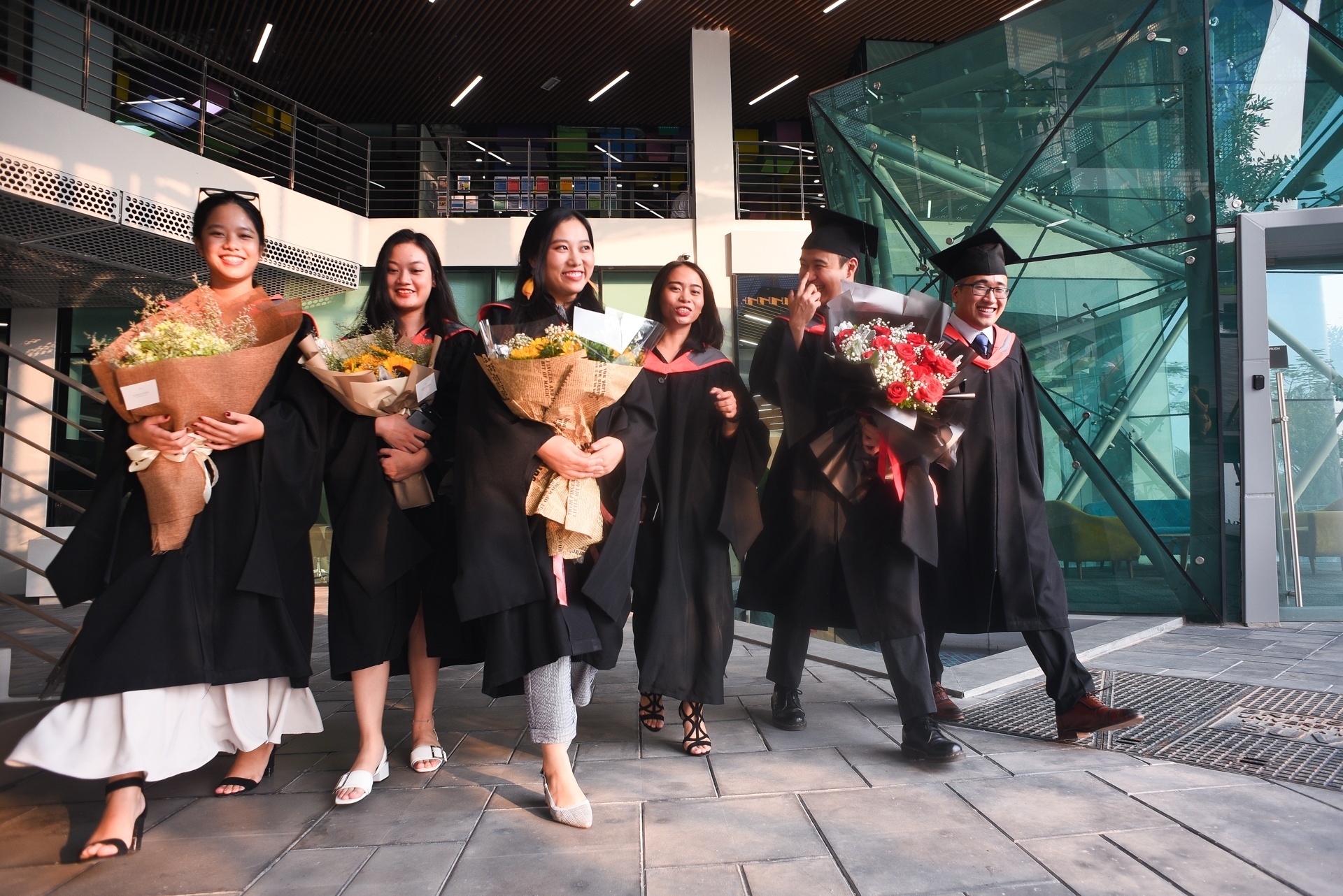 dang sau thanh cong anh 1