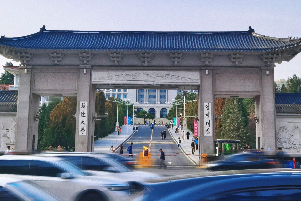 Dai hoc thu phi cho moi lan su dung phong tam tai truong hinh anh