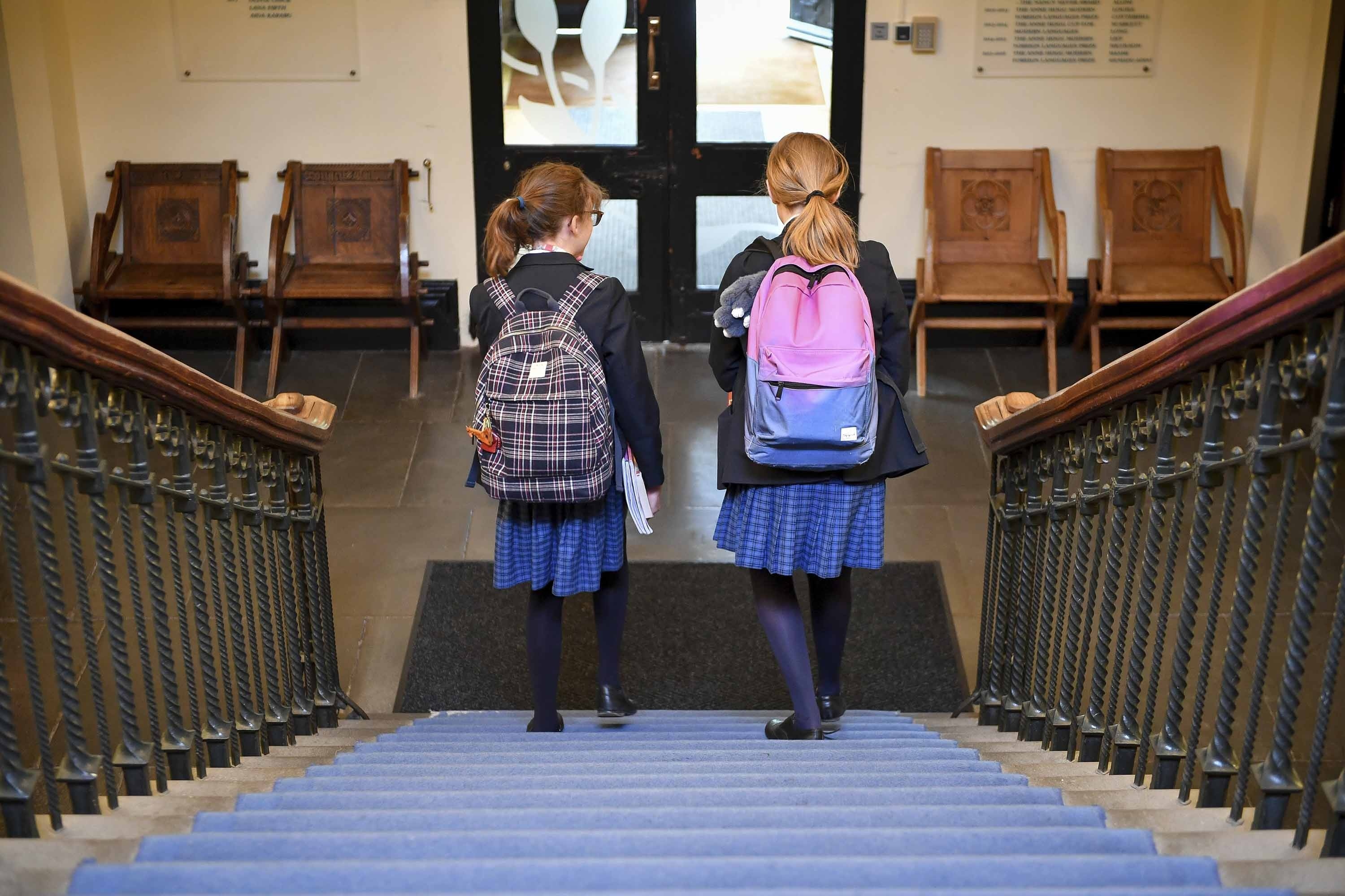 Truong hoc tam dong cua sau khi cam nu sinh mac vay hinh anh