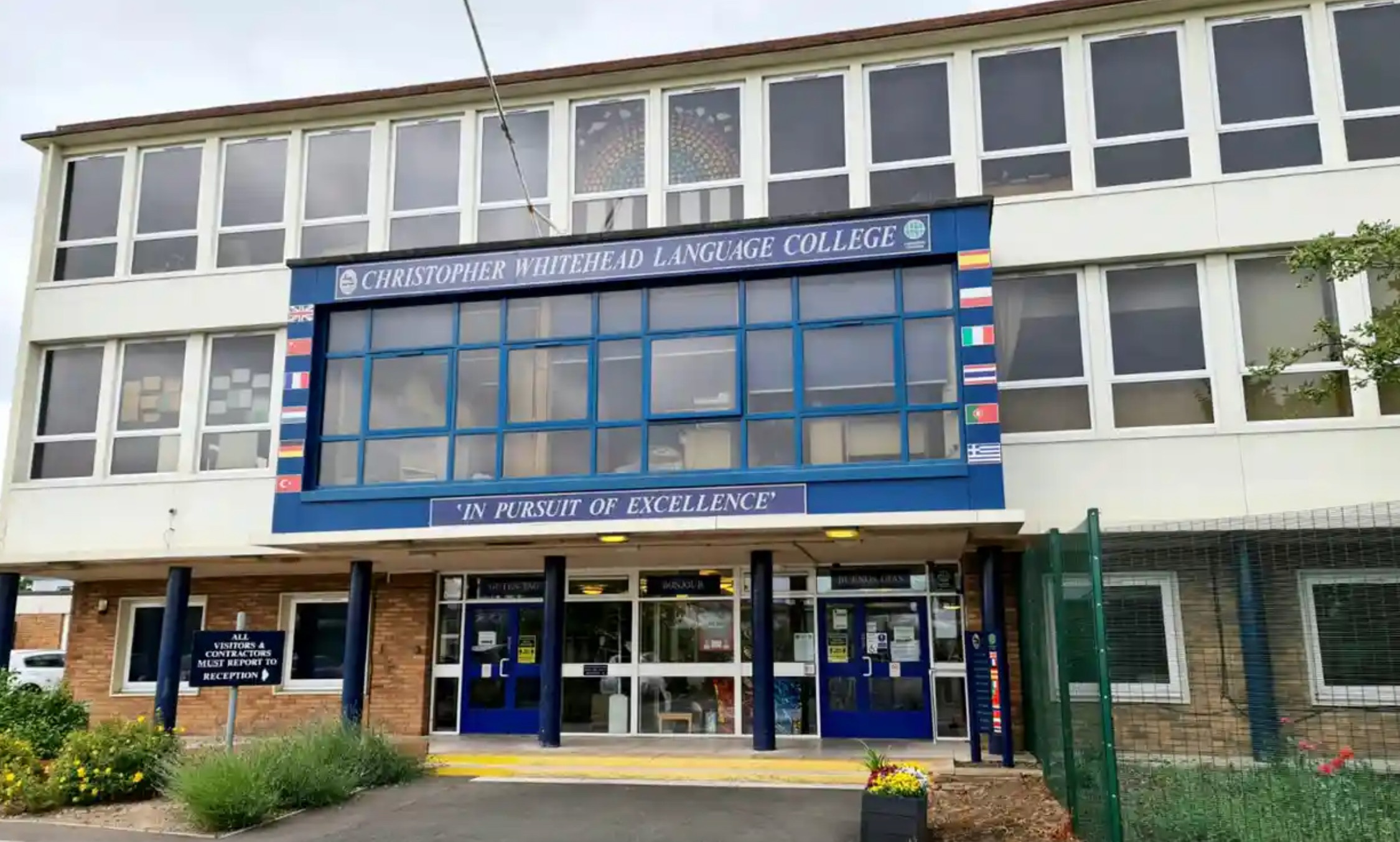 Truong hoc noi trang diem la mot kieu gay nghien doc hai hinh anh