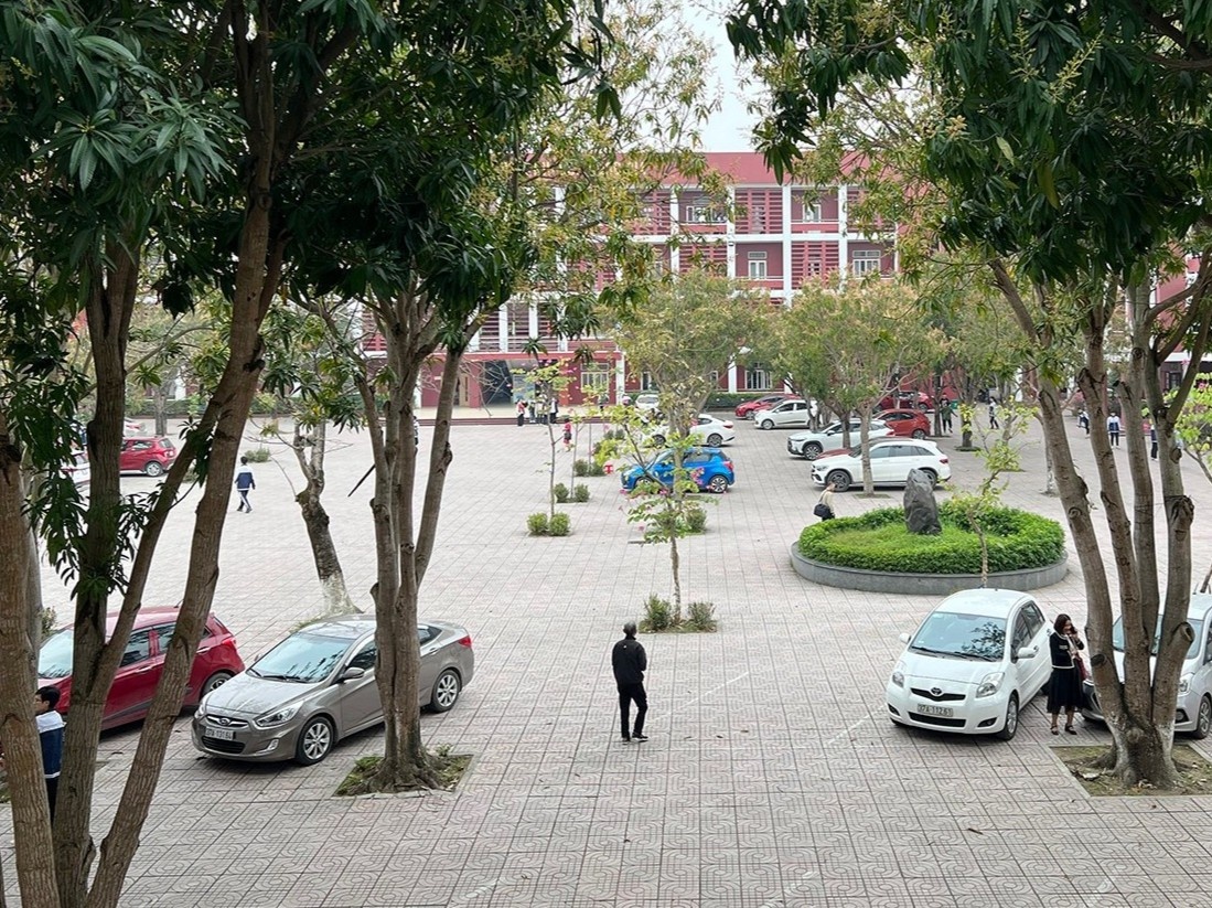 Dinh chi cong tac co giao bat hoc sinh dung vi tien tai tro giao duc hinh anh