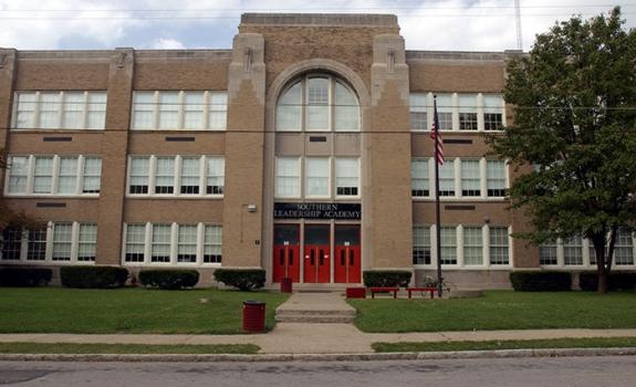 Hieu truong My bi bat ngay ngay dau nham chuc hinh anh