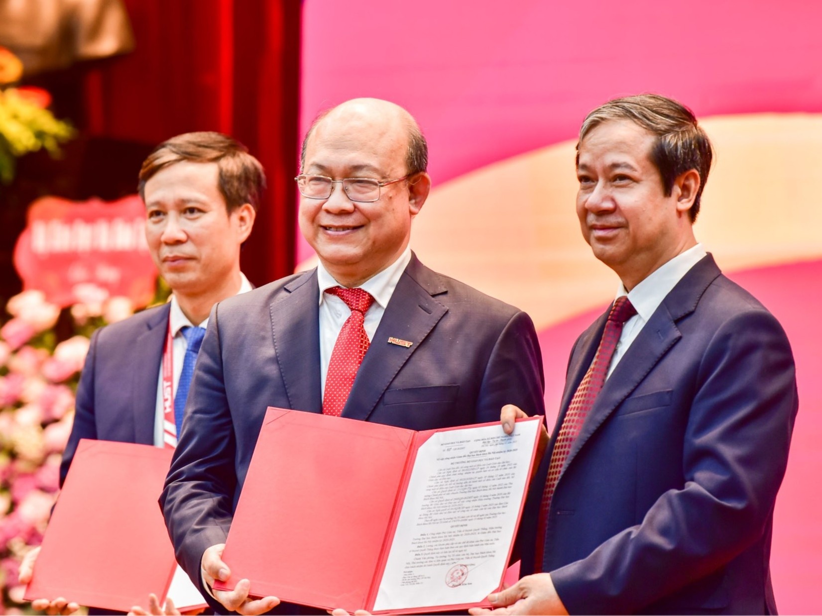 Hieu truong DH Bach khoa Ha Noi chinh thuc thanh giam doc hinh anh