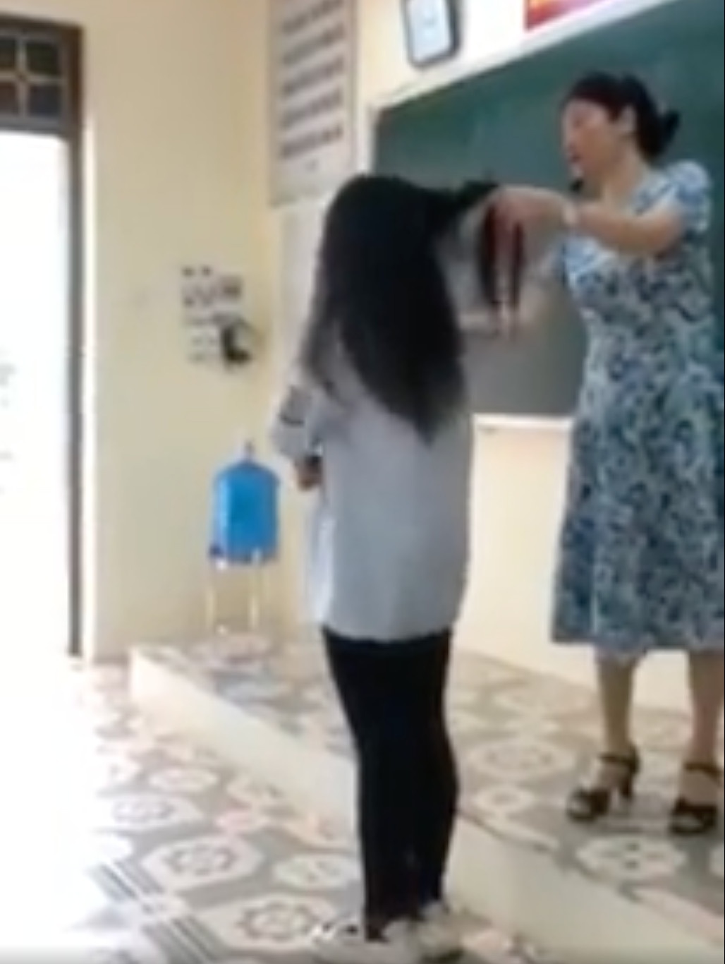 cô giáo cắt tóc  ảnh 1 co giao cat toc anh 1