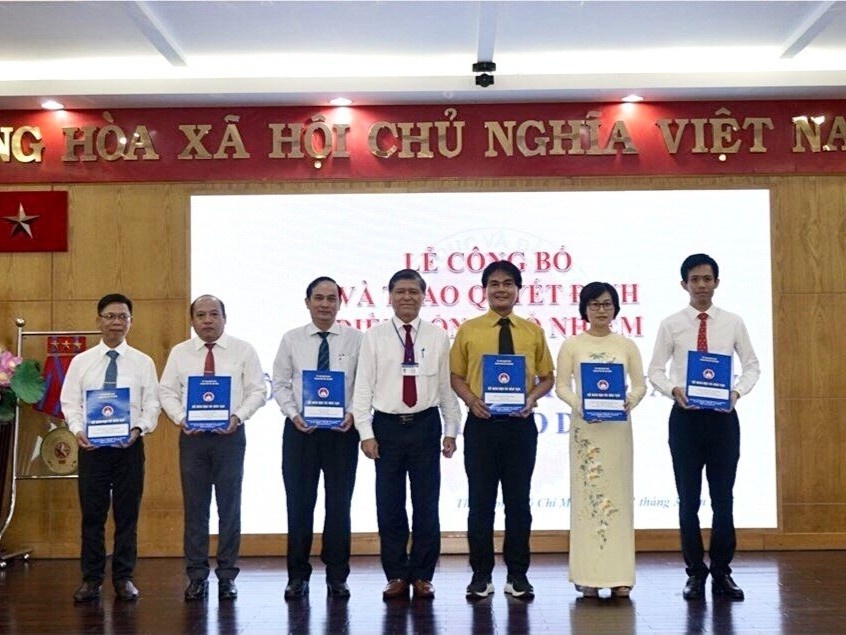 Nhieu truong hoc o Ha Noi, TP.HCM co hieu truong, hieu pho moi hinh anh