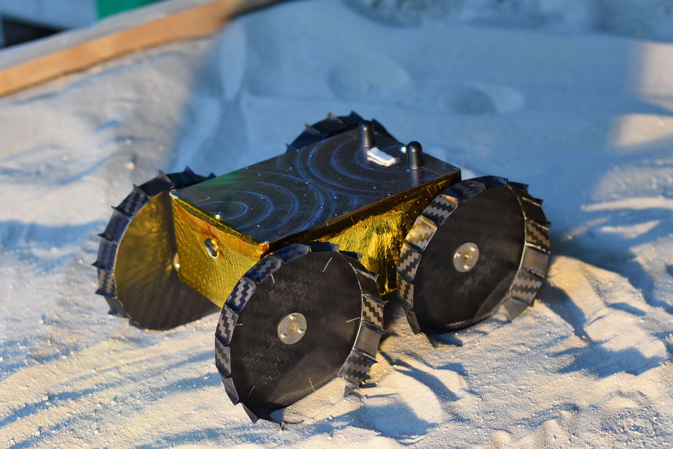 Sinh vien se dua xe tu hanh len Mat Trang truoc NASA hinh anh