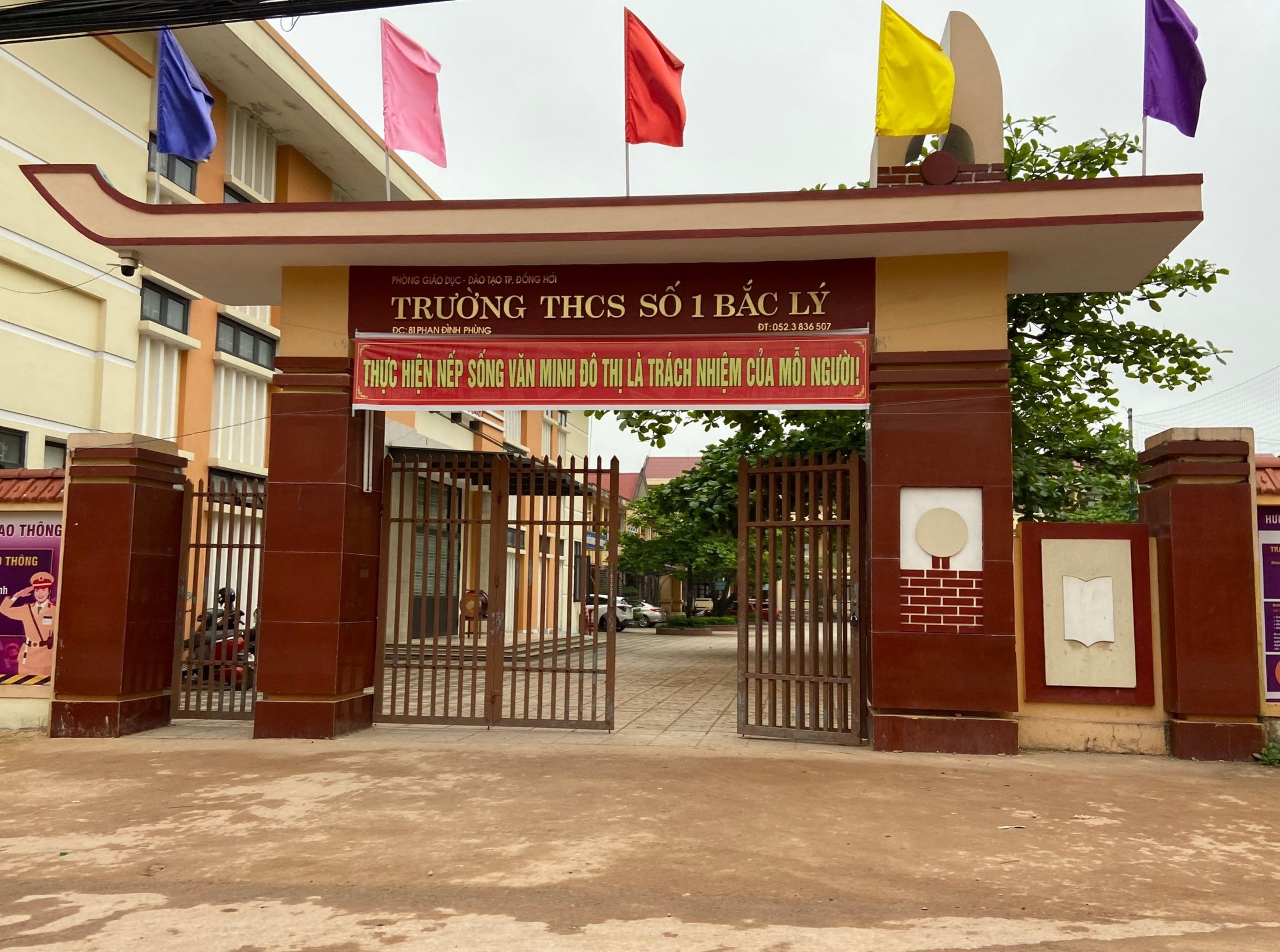 Nu sinh lop 7 danh ban, bat quy trong lop hoc hinh anh