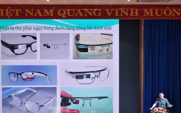 Thi sinh su dung thiet bi sieu nho de gian lan nhu the nao? hinh anh