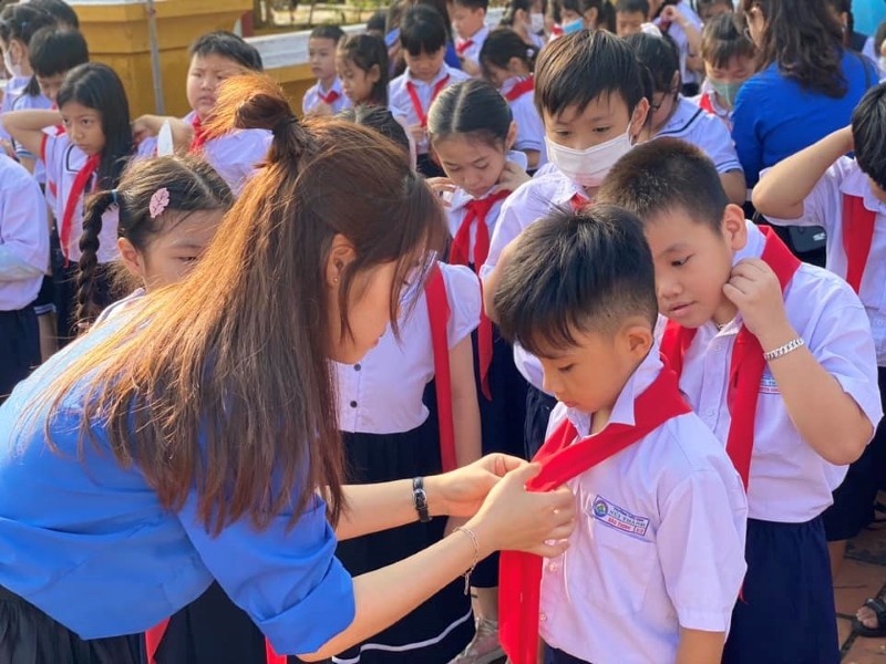 Kho tim nguon giao vien hop dong khi viec nhieu luong thap hinh anh