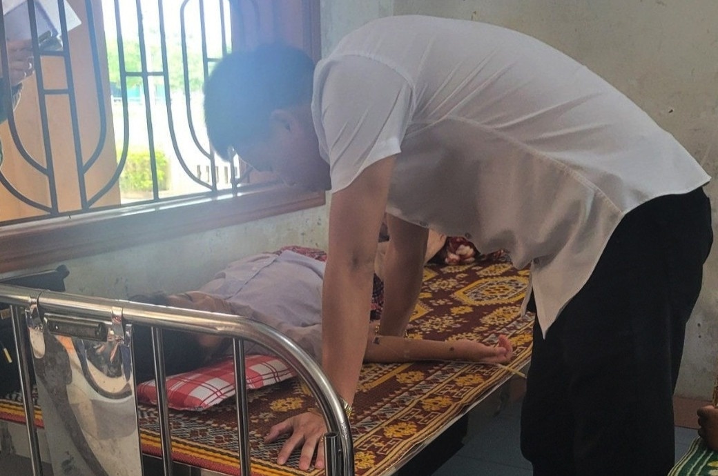 Uong sua mien phi tai truong, 6 hoc sinh tieu hoc bi dau bung, non oi hinh anh