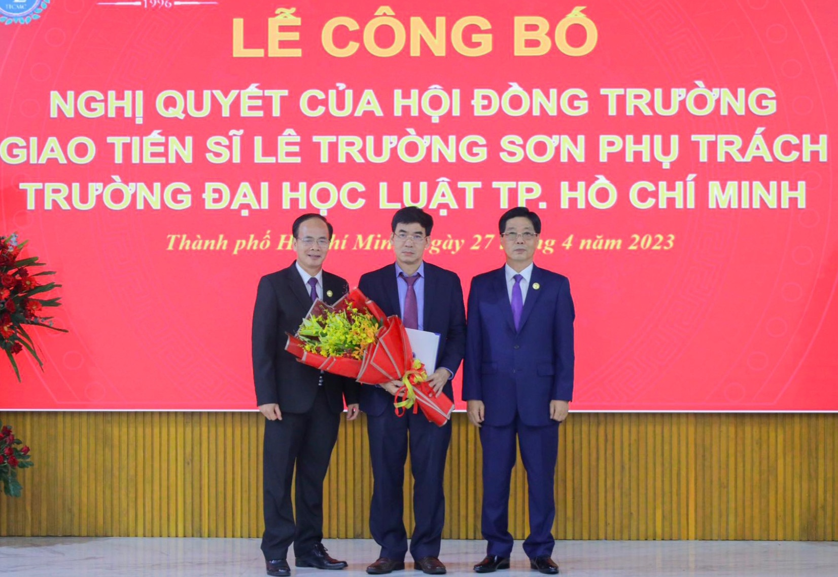 Tien si 52 tuoi phu trach Dai hoc Luat TP.HCM hinh anh