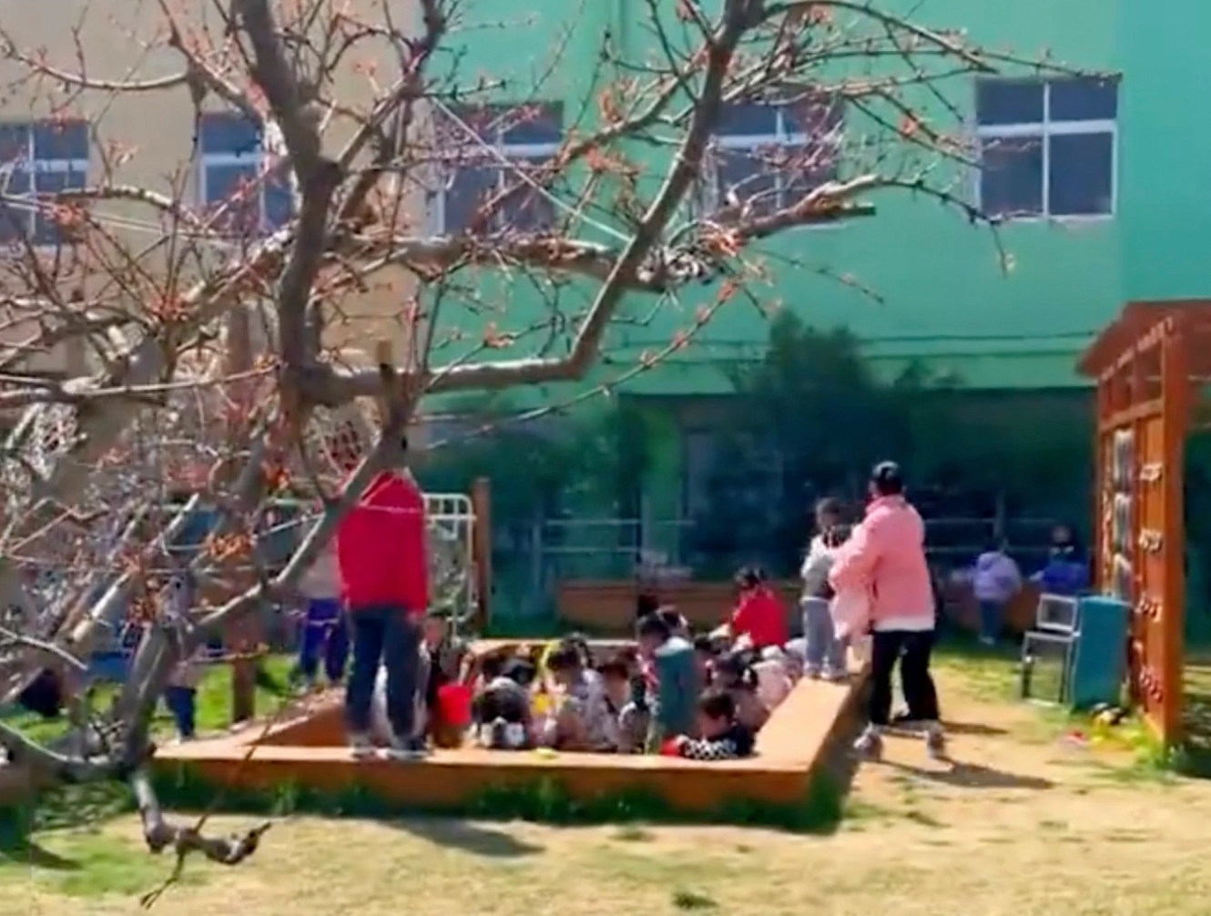 Ong bo o Trung Quoc chi 870.000 USD xay truong mau giao cho con hinh anh