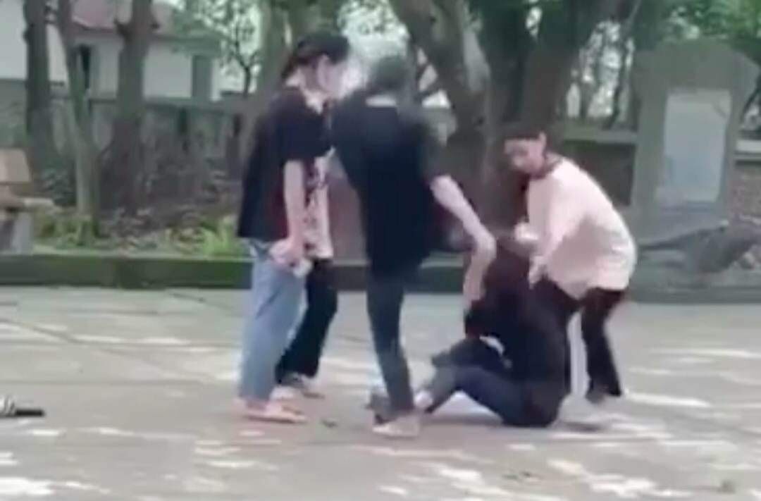 Nhom hoc sinh danh hoi dong nu sinh lop 7 hinh anh