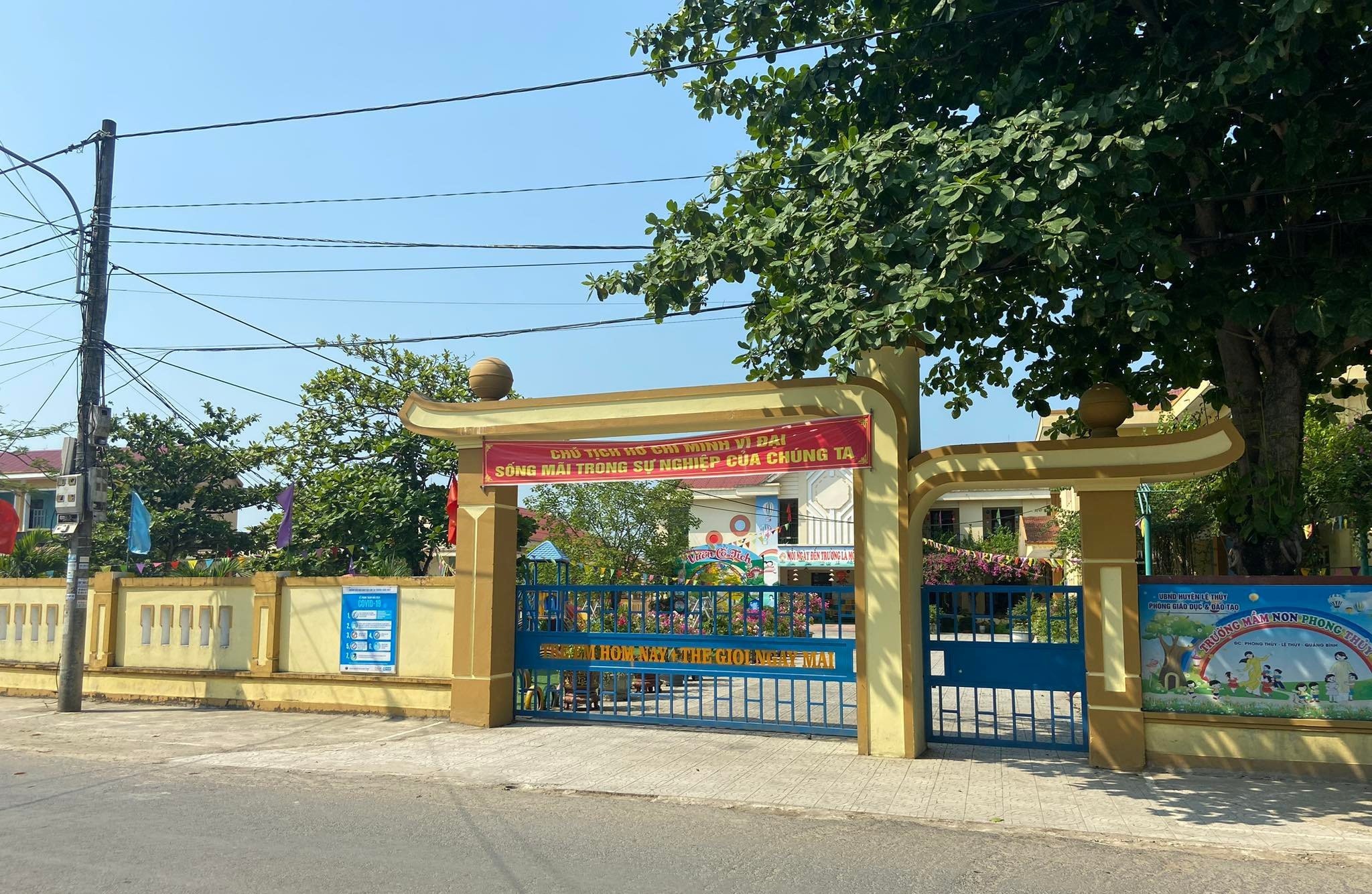 Kinh hai dia ngoe nguay trong binh nuoc o truong mam non hinh anh