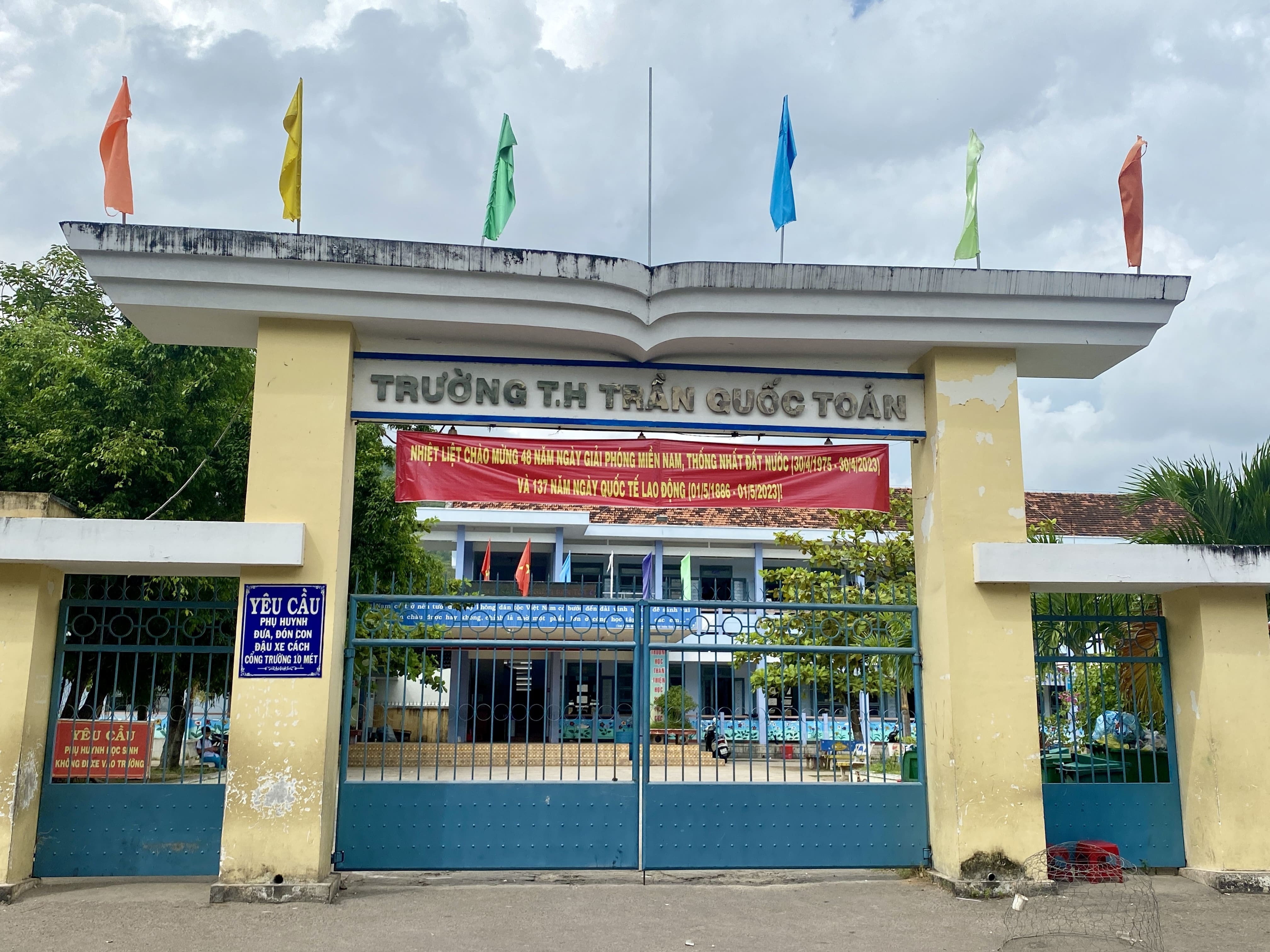 Truong trich tien chup anh cua hoc sinh cho giao vien 15.000 dong/kieu hinh anh