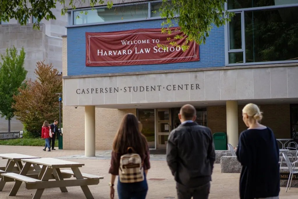 Truong Luat Harvard tut xuong vi tri thu 5 trong BXH US News hinh anh