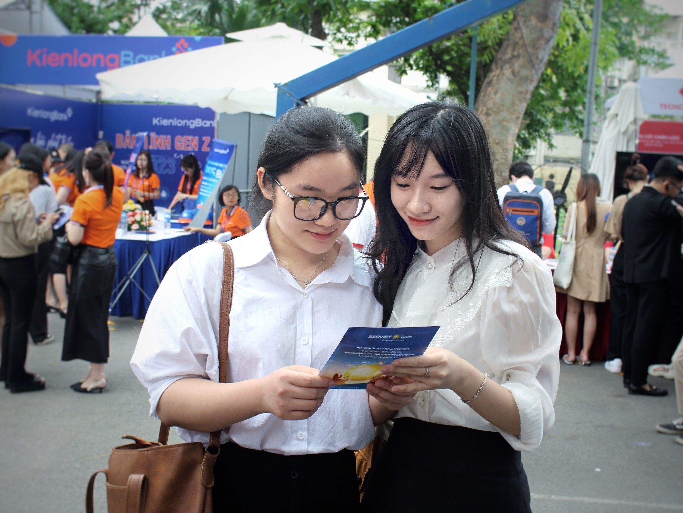 Sinh vien mang 10 CV den san viec tai hoi cho viec lam hinh anh