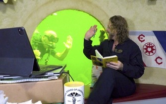 Giao su My song duoi nuoc 74 ngay, pha ky luc the gioi hinh anh