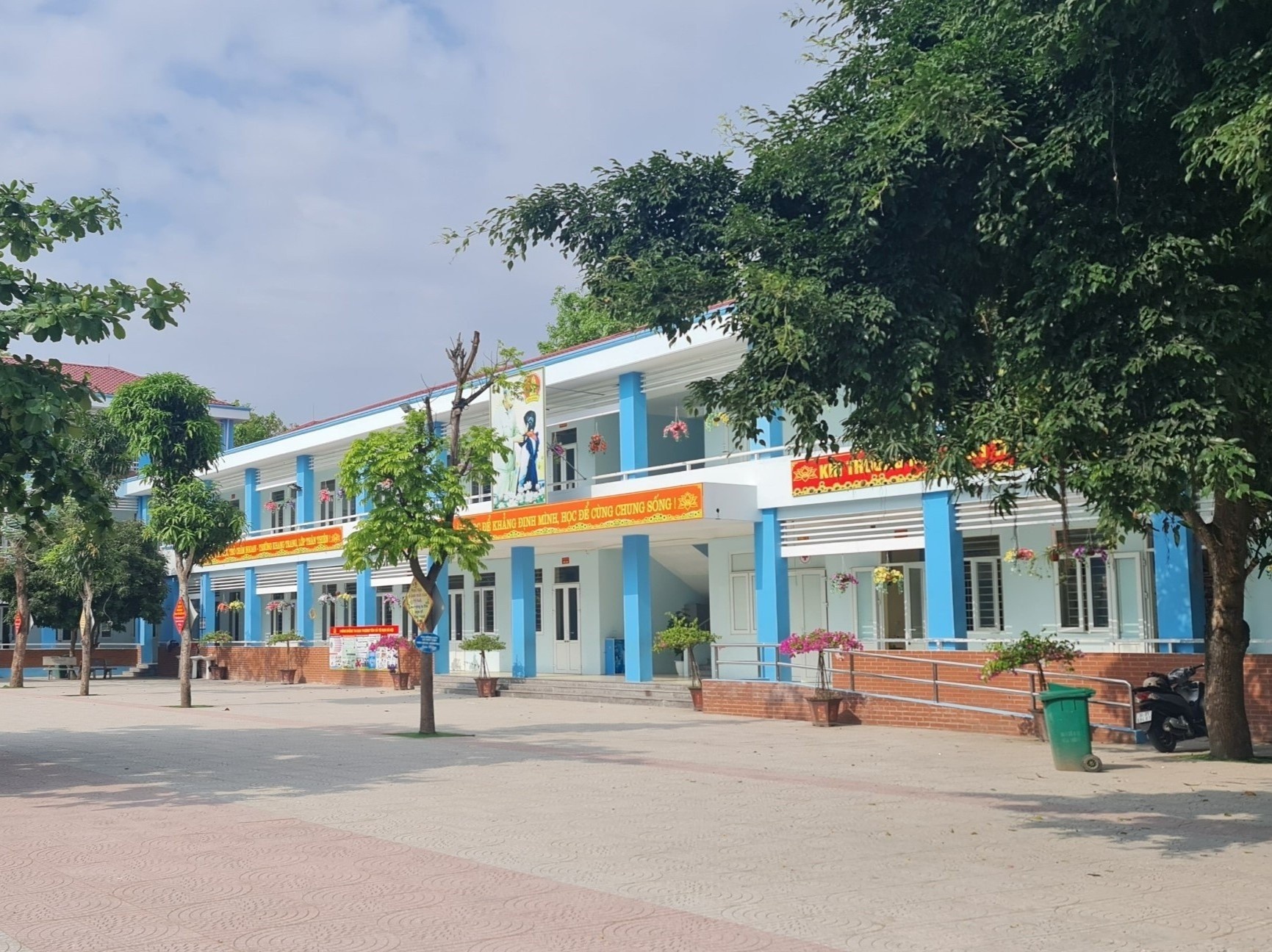 Vu thu 600.000 dong vao cuoi nam: Truong hoan tien cho phu huynh hinh anh