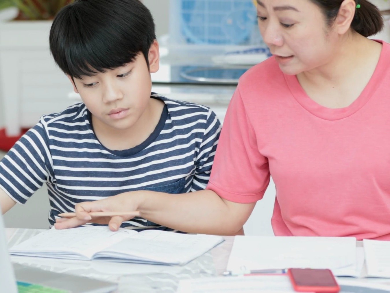 Con on thi vao lop 6, me cung phai hoc bai hinh anh