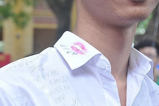 Chia tay hon nhau giua san truong, cac em lam gi the? hinh anh