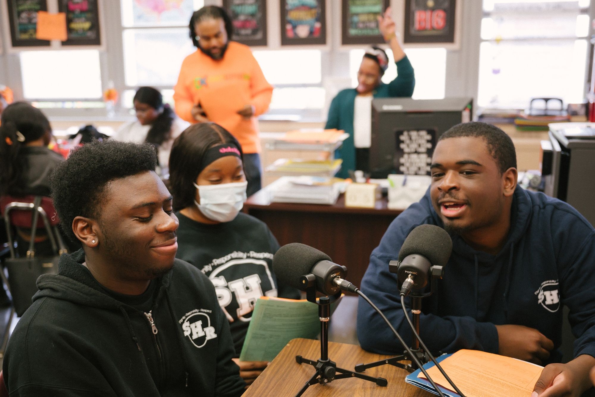 Hoc sinh My duoc day cach noi chuyen voi nguoi ngoai 60 tuoi hinh anh